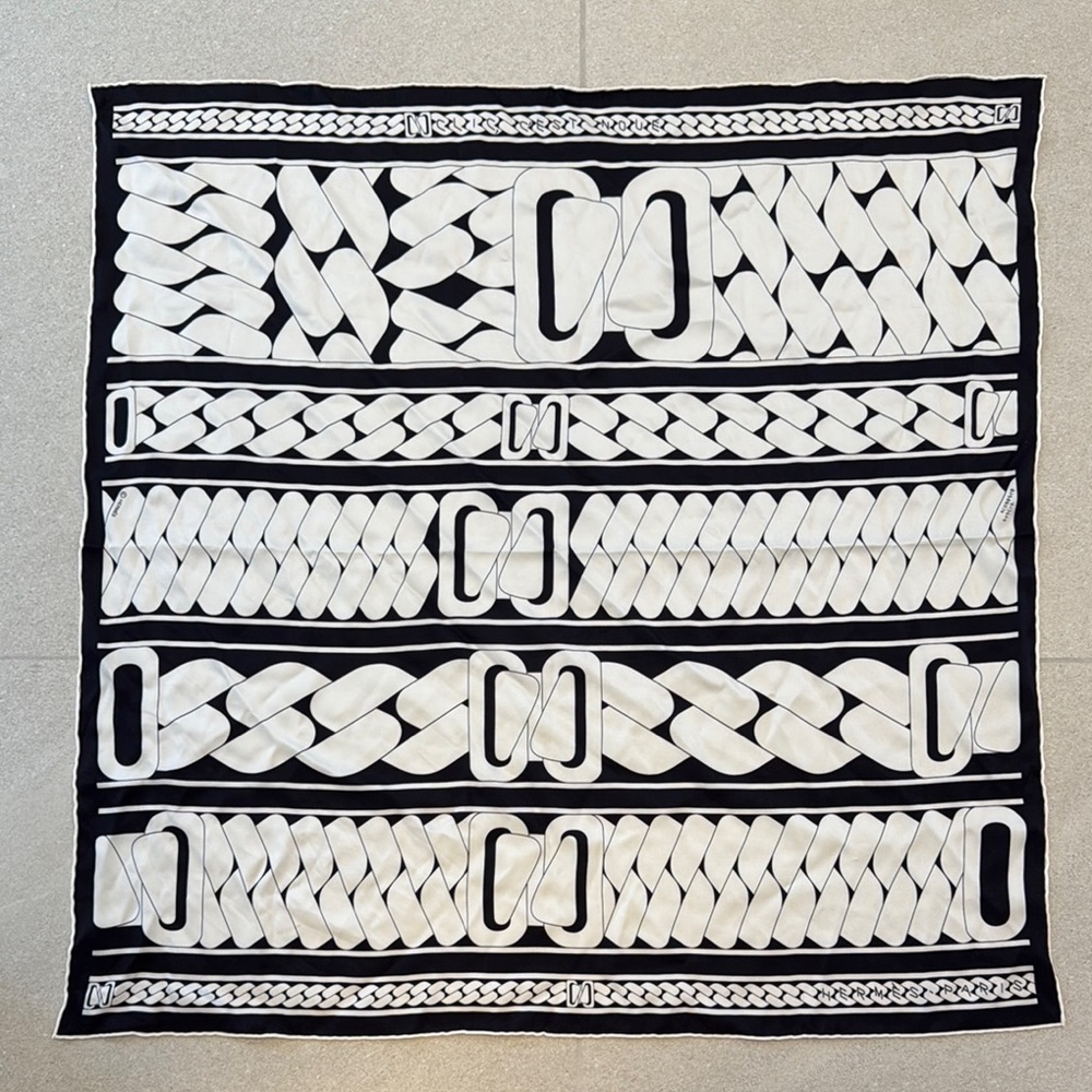 Hermès Clic, c'est noué Scarf! - Picture 1 of 13